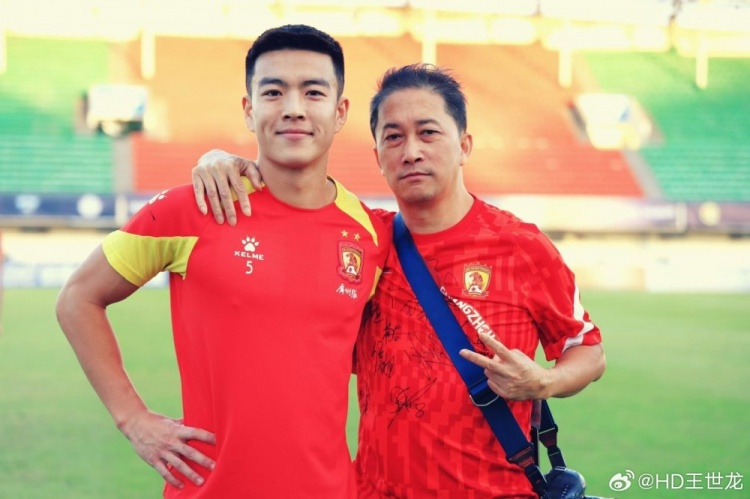 王世龍悼念廣州隊(duì)攝影師：每次都帶著笑容喊我龍龍，一路走好毛哥